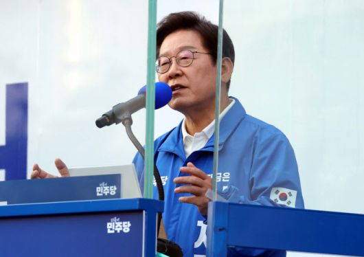 이재명 더불어민주당 대통령 후보가 캐스팅보트인 충청권 공략에 나선 25일 오후 충남 아산시 탕정역 한들물빛공원을 찾아 지지를 호소하고 있다. (공동취재)