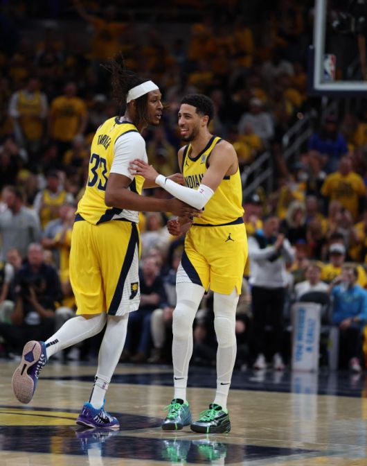 인디애나 페이서스 가드 타이리스 할리버튼(오른쪽)이 2025 NBA 플레이오프 동부 컨퍼런스 결승 4차전 뉴욕 닉스와 경기에서 2쿼터에 3점슛을 성공시킨 뒤 팀동료 마일스 터너와 함께 기뻐하고 있다. 사진=AFPBBNews