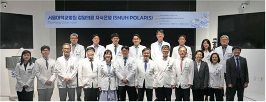 (사진 아래줄 오른쪽부터) SNUH POLARIS 출범 기념 행사 단체 사진: 김영태 병원장(6번째), 정창욱 TFT 위원장(7번째), 채종희 TFT 부위원장(8번째).