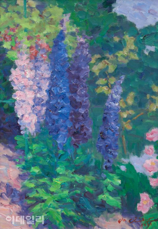 오지호의 ‘꽃-델피니움’(1981). 작가의 광주집 안채와 화실 사이 화단에 핀 여름꽃 델피니움을 가득 담고 있다. 작가는 1954년부터 1982년 타계 전까지 이곳에서 살았다. 밝은 광선을 받으면서 해체되는 색의 가장 아름다운 순간을 작가는 말년의 부드러운 필촉으로 모아냈다. 환하고 화사한 원색의 향연은 젊은 시절부터 끊임없이 탐구해온 오지호 예술의 본질이다. 캔버스에 유화 물감, 60.5×42.3㎝. 국립현대미술관 소장.