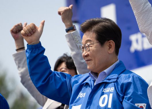 더불어민주당 이재명 대선 후보가 열세 지역으로 분류되는 강원과 충북 지역의 표심 공략에 나선 30일 춘천시 춘천역광장에서 열린 집중유세에서 시민들에게 인사하고 있다. (사진 = 공동취재단)