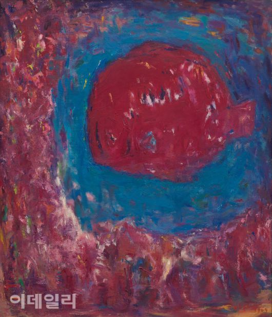 오지호의 ‘열대어’(1964). 거친 붓질로 덧칠한 핏빛 같은 강렬한 빨간색이 압도하는 가운데 작품의 주인공인 열대어가 자리했다. 피를 흘리는 듯 보이기도 하고, 화마 속에 갇혀 빠져나오지 못하는 듯도 하다. 수차례 위기 속에 몸과 마음이 다친 작가 자신의 모습을 투영한 것인지도 모르겠다. 지난 5월 1일 국립현대미술관 과천에서 개막한 ‘MMCA 과천 상설전: 한국근현대미술Ⅰ’에 걸렸다. 캔버스에 유화 물감, 90.5×77㎝. 국립현대미술관 소장.