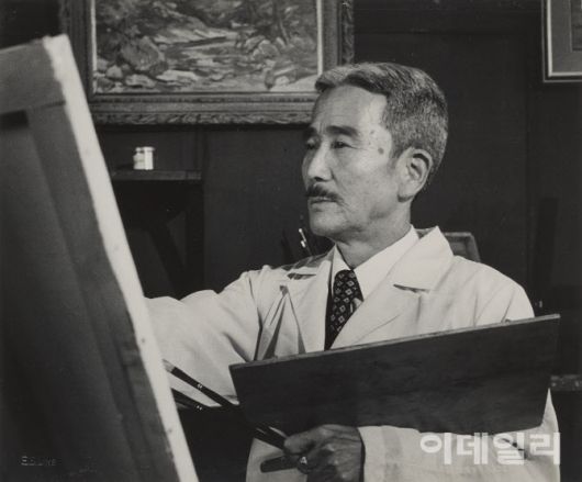 오지호 화백. 1971년 작업실에서 작업하는 모습을 사진작가 임응식(1912∼2001)이 촬영하고 ‘오지호 인물’이란 제목을 달았다. 종이에 젤라틴실버프린트, 26×33㎝. 국립현대미술관 소장.