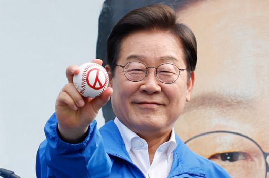 더불어민주당 이재명 대선 후보가 29일 서울 송파구 잠실종합운동장 광장에서 열린 강동구·송파구 집중 유세에서 기표 모양이 그려진 야구공을 들고 있다. (사진 = 연합뉴스)