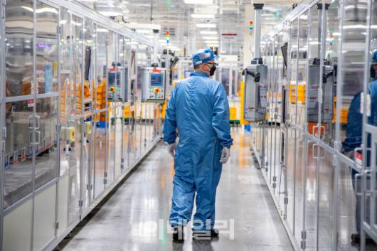 LG에너지솔루션 미시간 홀랜드 공장에서 직원이 배터리 생산 공정을 살펴보고 있다. (사진=LG에너지솔루션)