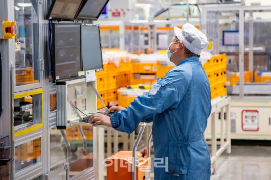 LG에너지솔루션 미시간 홀랜드 공장에서 직원이 배터리 생산 공정을 점검하고 있다. (사진=LG에너지솔루션)