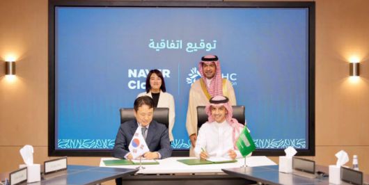 네이버 이노베이션 설립 계약 체결식에서 채선주 네이버 전략사업대표((왼쪽 뒤부터 시계방향대로), 마제드 알 호가일 자치행정주택부 장관, 라이얀 알아킬 NHC이노베이션, 한상영 네이버클라우드 글로벌 DX&이노베이션 전무가 기념촬영을 하고 있다.