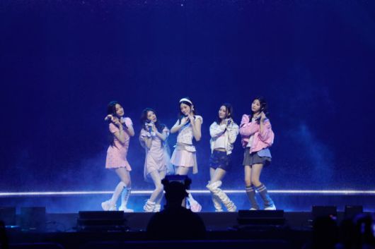 ‘2025 위버스콘 페스티벌’에 출연한 아일릿(사진=하이브)