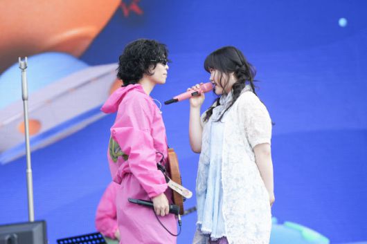 ‘2025 위버스콘 페스티벌’에 출연한 악뮤(사진=하이브)