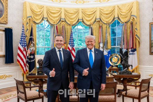 백악관이 지난 5월 2일 공개한 사진으로 도널드 트럼프 미국 대통령이 백악관 집무실에서 폴란드 대통령 후보 카롤 나브로츠키와 기념사진을 촬영하고 있다.(사진=백악관)