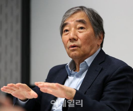 [이데일리 김태형 기자]윤석헌 전 금융감독원장이 2일 서울 중구 KG타워에서 진행한 이데일리와의 인터뷰에서 새 정부 출범을 앞두고 금융산업발전과 금융감독체계 개편 등에 대해 설명하고 있다.