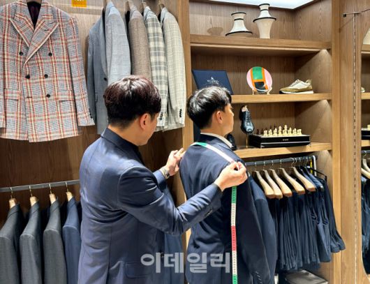 롯데백화점 잠실점 5층 로브테일러 매장에서 정장을 맞추는 고객 (사진=롯데백화점)