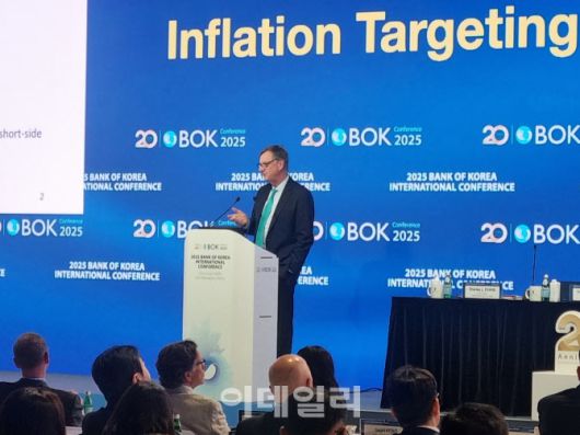 찰스 에반스 전 시카고연방준비은행 총재가 2일 한국은행에서 개최된 ‘2025년 BOK 국제컨퍼런스’ 1세션에서 기조강연을 하고 있다. (사진=정두리 기자)