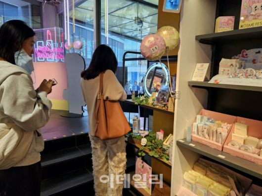 5월 초 일본 도쿄 시부야 로프트에서 열렸던 ‘K코스메 페스티벌’ 매장에서 일본 여성 고객들이 K뷰티 제품 체험을 위해 줄을 서고 있다. (사진=김정유 기자)