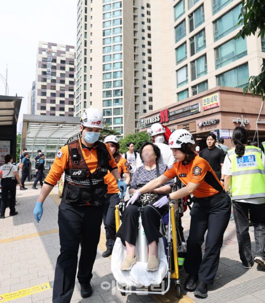 지난달 31일 오전 방화로 추정되는 화재가 발생한 서울 지하철 5호선 마포역에서 구급대원들이 환자를 긴급 이송하고 있다. (사진=뉴스1)