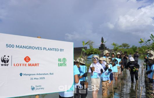 인도네시아 발리에 위치한 맹그로브 에버리텀 공원에서 맹그로브를 식재하는 현지 초등학생들의 모습 (사진=롯데마트)
