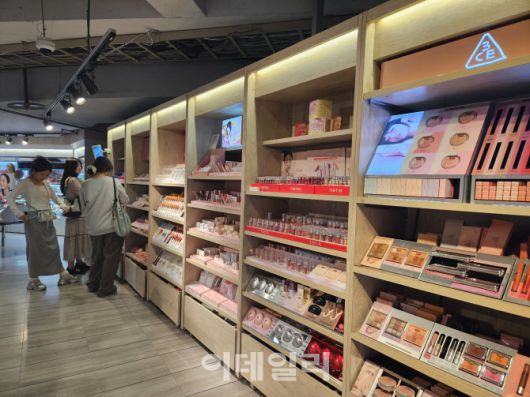K뷰티 전용 코너 외에도 일반 내수-글로벌 뷰티 브랜드와 동일하게 정식 매대에 입점해 있는 K뷰티 브랜드들. 티르티르, 3CE 등이 강세를 보였다. (사진=김정유 기자)