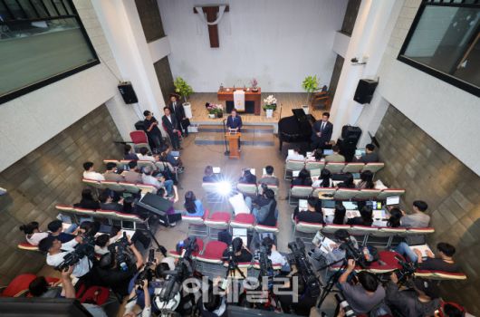 이재명 더불어민주당 대통령 후보가 제21대 대통령선거를 하루 앞둔 2일 오후 기자회견을 위해 경기 성남시 주민교회에서 기자회견을 하고 있다.(사진=뉴스1)