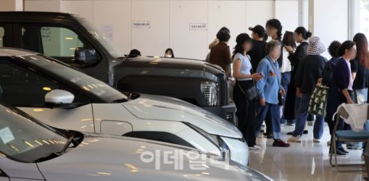 제21대 대통령선거 투표일인 3일 서울 광진구 기아차 대공원 대리점에 마련된 능동 제3투표소를 찾은 유권자들이 투표를 하고 있다. (사진= 방인권 기자)