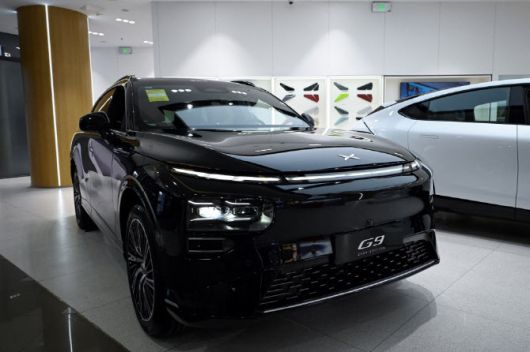 중국 베이징의 한 쇼핑몰 내 샤오펑 매장에 전기차가 전시돼있다. (사진=AFP)