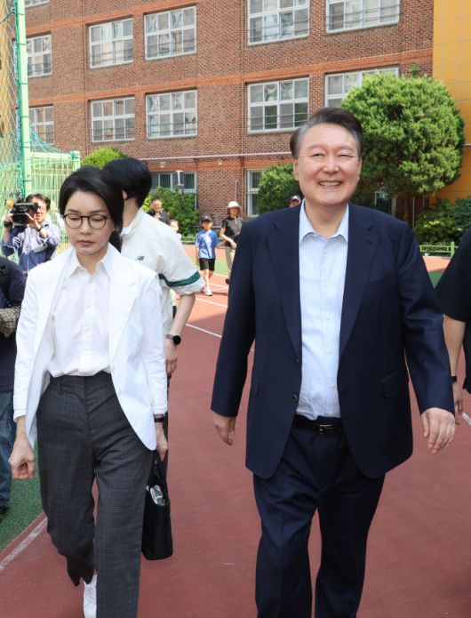 윤석열 전 대통령과 김건희 여사가 21대 대통령 선거일인 3일 서울 서초구 원명초등학교에 마련된 서초4동 제3투표소에서 투표를 마친 뒤 차량으로 향하고 있다. (사진=연합뉴스)