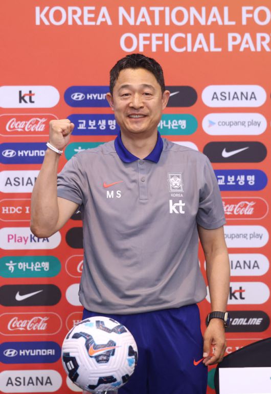 이민성 대한민국 22세 이하(U-22) 축구대표팀 감독이 4일 강원 원주시 인터불고 호텔에서 열린 취임 기자회견에서 파이팅 포즈를 취하고 있다. 사진=연합뉴스