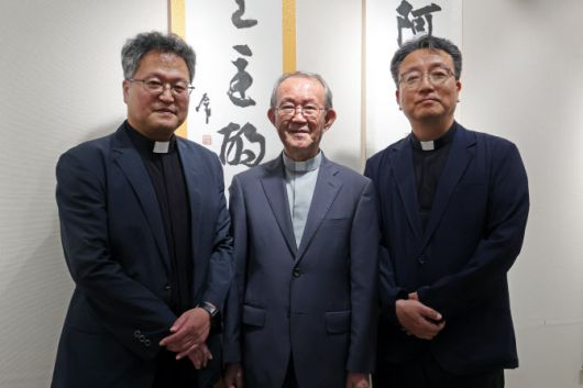 왼쪽부터 정성훈·한만옥·도현우 신부(사진=뉴시스)