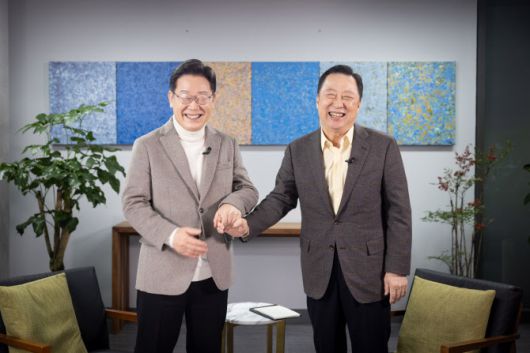 20대 대통령 선거 당시 이재명 더불어민주당 대선 후보(왼쪽)와 박용만 전 두산그룹 회장이 재단법인 ‘같이 걷는 길’ 사무실에서 대담을 진행했다. (사진=더불어민주당)