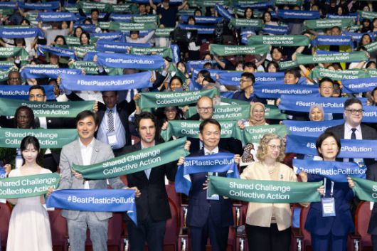 이병화 환경부 차관과 잉거 안데르센 유엔환경계획(UNEP) 사무총장, 한화진 탄소중립녹색성장위원회 공동위원장, 배우 김석훈 등이 5일 제주국제컨벤션센터에서 열린 ‘2025 세계 환경의 날’ 기념식에서 플라스틱 오염 종식 퍼포먼스를 하고 있다. (사진=환경부)