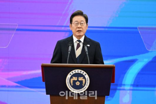 이재명대통령이 4일 오전 국회 로텐더홀에서 열린 제21대 대통령 취임선서행사에서 ‘국민께 드리는 말씀’을 전하고 있다. 2025.6.4.