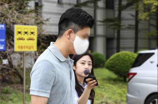 마약 투약 혐의를 받는 이철규 국민의힘 의원 아들 이 모씨가 지난 4월 23일 서울 서초구 서울중앙지방법원에서 구속 전 피의자심문(영장실질심사)을 마치고 청사 밖으로 나서고 있다. (사진=뉴시스)