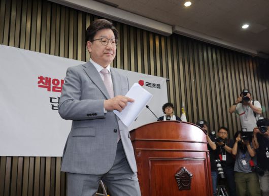 국민의힘 권성동 원내대표가 지난 5일 서울 여의도 국회에서 열린 의원총회에서 사퇴 의사를 밝힌 뒤 회의장을 나서고 있다. (사진=연합뉴스)