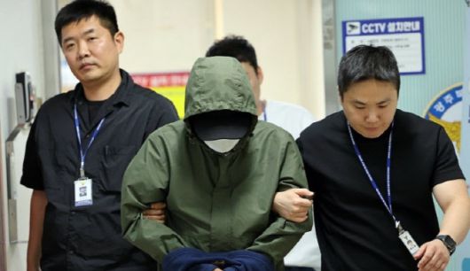 승용차를 몰고 바다로 돌진해 처자식을 살해한 혐의를 받는 지모(49) 씨가 4일 광주지방법원에서 열리는 구속 전 피의자 심문(영장실질심사)에 출석하기 위해 호송차로 이동하고 있다.(사진=연합뉴스)