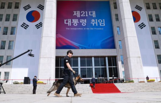 지난 4일 이재명 대통령의 취임 행사가 열릴 국회 본청 주위에서 경찰특공대원이 경계 근무를 하고 있다. (사진=연합뉴스)