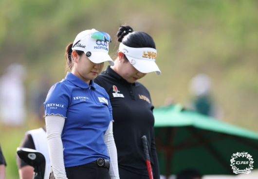 6일 현충일에 개막한 KLPGA 투어 셀트리온 퀸즈 마스터즈에 출전한 이승연(왼쪽)과 정소이가 경기 시작에 앞서 묵념하고 있다. (사진=KLPGA)