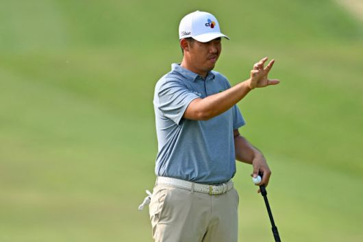 안병훈이 18번홀에서 손바닥을 이용해 그린의 경사를 살피고 있다. (사진=AFPBBNews)