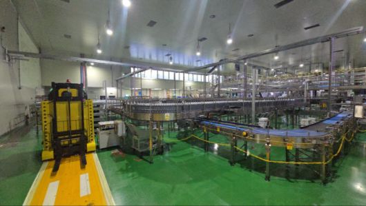 지난 5일 제주 삼다수 먹는샘물 생산라인에서 용기에 물이 충진된 후 이동되고 있는 모습. (사진=제주개발공사)