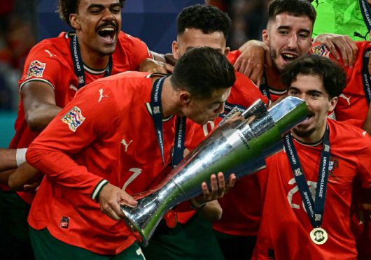 크리스티아누 호날두가 트로피에 입을 맞추고 있다. 사진=AFPBB NEWS