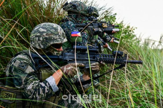 카만닥훈련에 참가한 해병대 장병들이 5월 28일 필리핀 루손섬 일대에서 필리핀 해병대 장병들과 전술기동훈련을 실시하고 있다. (사진=해병대)