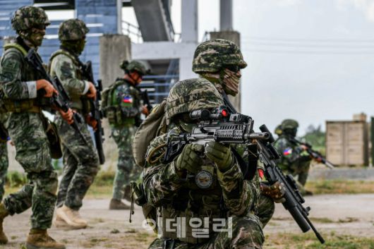 카만닥훈련에 참가한 해병대 장병들이 5월 28일 필리핀 루손섬 일대에서 필리핀 해병대 장병들과 소부대 전술훈련을 실시하고 있다. (사진=해병대)