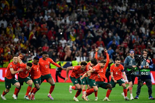 포르투갈 선수들이 승부차기 끝에 우승이 확정되자 질주하고 있다. 사진=AFPBB NEWS