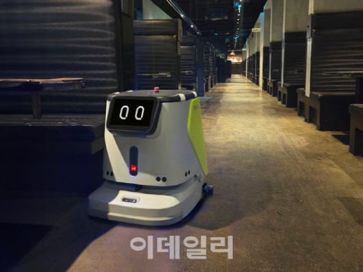 브이디컴퍼니 청소로봇 ‘클리버’가 프리미엄 한우 구이 전문점 ‘창고43’ 매장을 청소하는 모습.(사진=브이디컴퍼니)