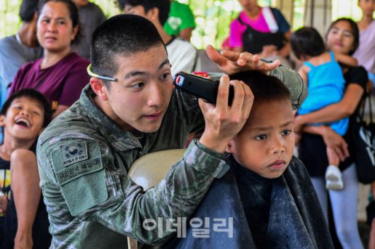 카만닥 훈련에 참가한 해병대 장병이 6월 2일 필리핀 베롱해안 마을 체육관에서 현지 아이들을 대상으로 이발, 레크레이션, 선물 전달 등의 대민지원활동을 하고 있다. (사진=해병대)