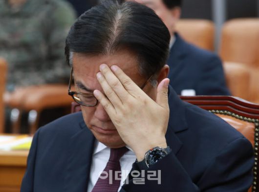 정진석 대통령 비서실장이 지난 2월 6일 서울 여의도 국회에서 열린 ‘윤석열 정부의 비상계엄 선포를 통한 내란 혐의 진상규명 국정조사 특별위원회’ 3차 청문회에서 이마를 만지고 있다. (사진=이데일리 노진환 기자)