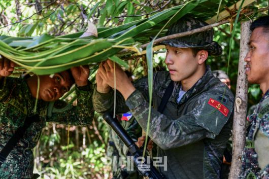 카만닥훈련에 참가한 해병대 장병이 6월 3일 필리핀 팔라완섬 일대에서 필리핀 해병대 장병과 정글생존훈련(야전 숙영지구축)을 하고 있다. (사진=해병대)