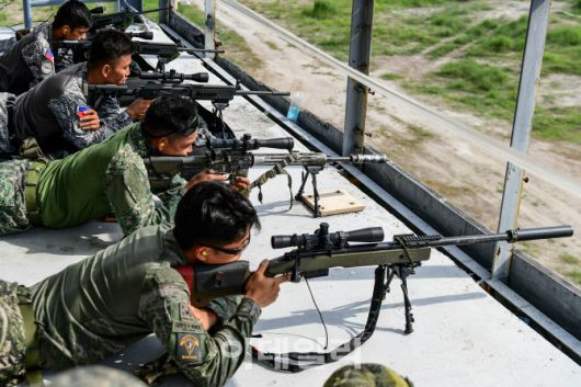 카만닥 훈련에 참가한 해병대 장병이 5월 28일 필리핀 루손섬 일대 고지대 모형탑 훈련장에서 필리핀 해병대와 함께 저격사격술을 숙달하고 있다. (사진=해병대)