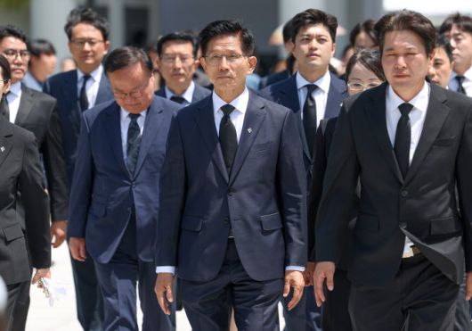 김문수 국민의힘 전 대선후보가 6일 서울 동작구 국립서울현충원에서 참배하기 위해 이동하고 있다.(사진=연합뉴스)