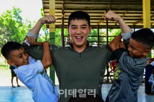카만닥 훈련에 참가한 해병대 장병이 6월 2일 필리핀 베롱해안 마을 체육관에서 현지 아이들을 대상으로 이발, 레크레이션, 선물 전달 등의 대민지원활동을 하고 있다. (사진=해병대)