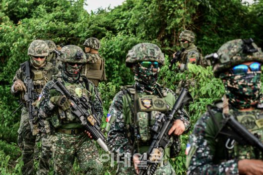 카만닥훈련에 참가한 해병대 장병들이 5월 28일 필리핀 루손섬 일대에서 필리핀 해병대 장병들과 전술기동훈련을 실시하고 있다. (사진=해병대)
