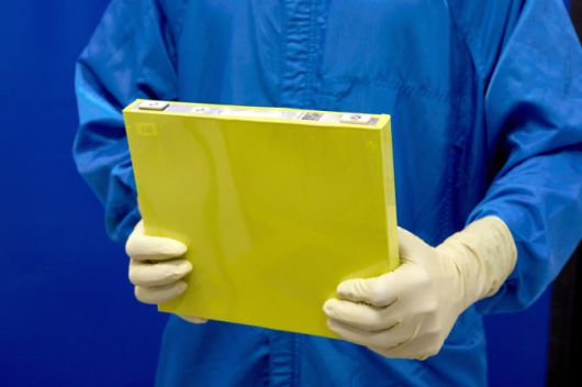 한 직원이 미시간주 워런에 있는 GM 배터리 셀 개발센터에서 LMR 배터리 셀을 들고 있다. (사진=GM)